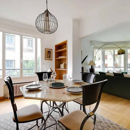 Elegant Parisian -2br 4p- Eiffel Tower Апартаменты